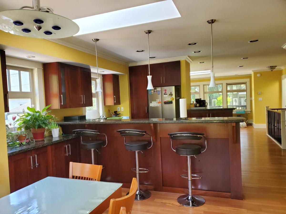 Elegant, Sunny Modern Home With Skylights - Kitsilano, Vancouver Dış mekan fotoğraf